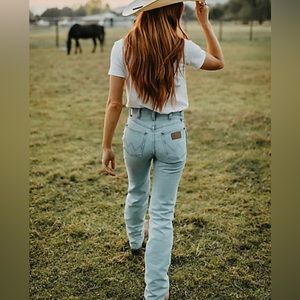 WOMEN'S WRANGLER COWBOY CUT SLIM FIT JEAN IN BLEACH